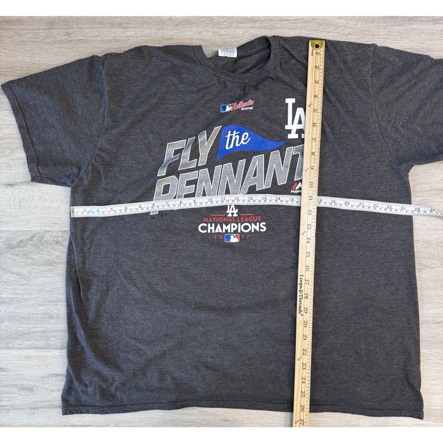 Vtg 2017 LA Dodgers 2XL Champions Fly the Pennant Majestic Gray T-Shirt